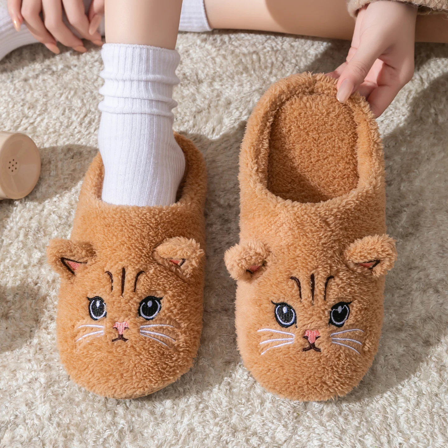 Cute Cat Design Plush Ladies Slippers Autumn And Winter Indoor Floor Non-Slip Soft Bottom Comfortable Warm Home Shoes for Unisex